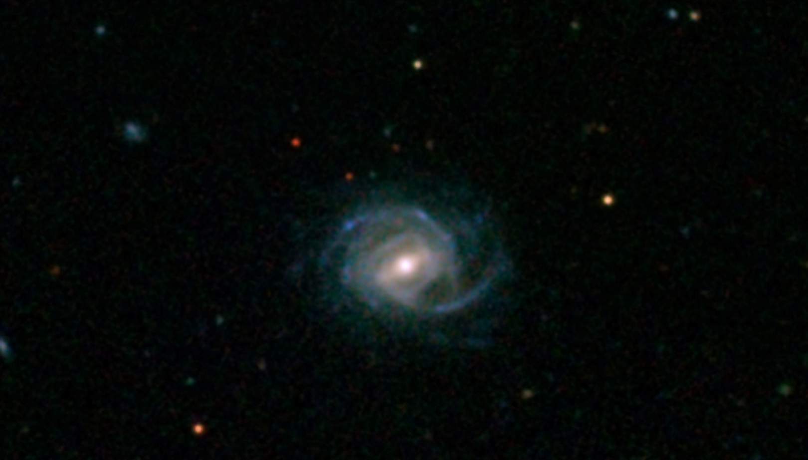 SDSS J094700.08 + 254045.7 est l’une des plus grandes et des plus brillantes super spirales. Le disque étoilé et les bras spiraux de la méga galaxie s'étendent sur environ 320.000 années-lumière, soit plus de trois fois la largeur de la Voie lactée. © SDSS